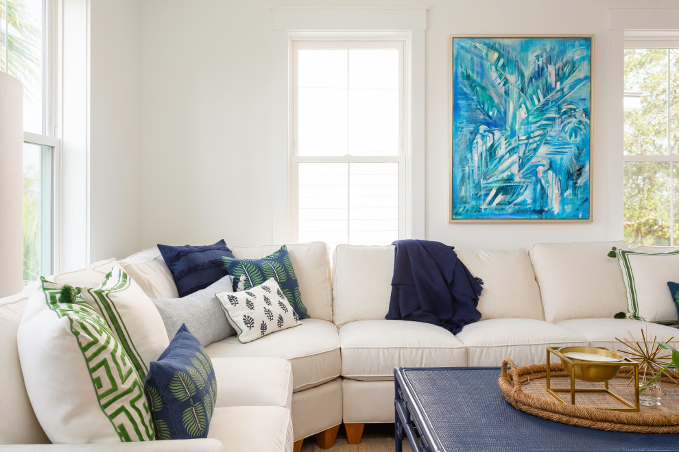 Foto di un soggiorno tropicale di medie dimensioni e aperto con pareti bianche, parquet chiaro e TV a parete