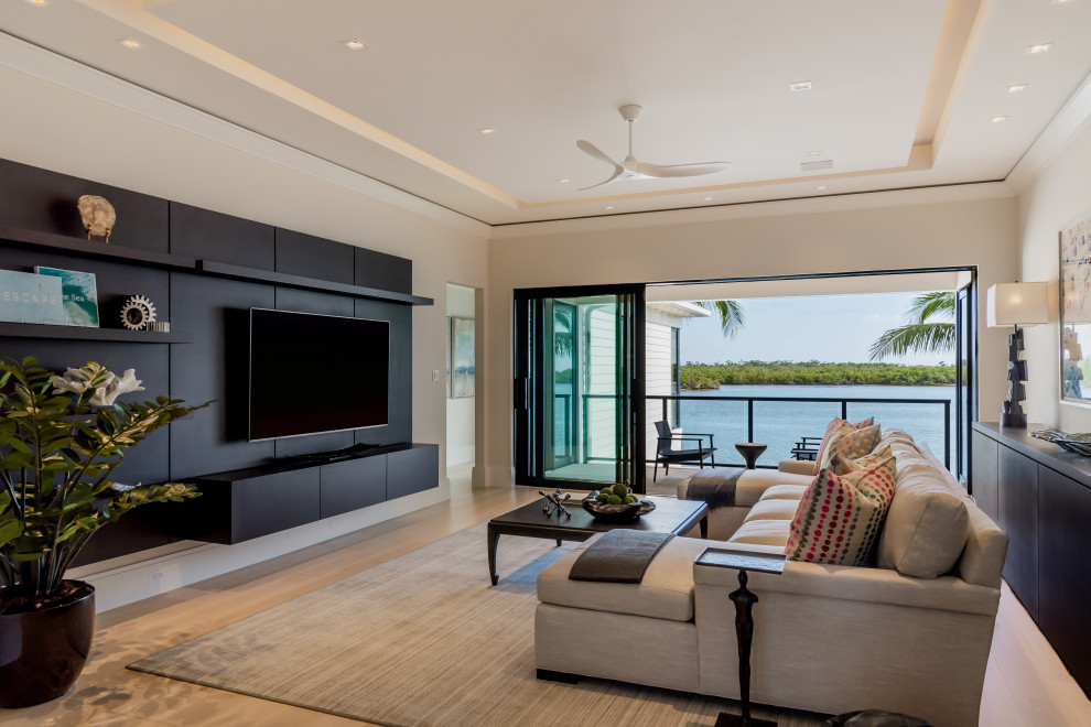 Idee per un soggiorno contemporaneo con pareti bianche, parquet chiaro, TV a parete, pavimento beige e soffitto ribassato