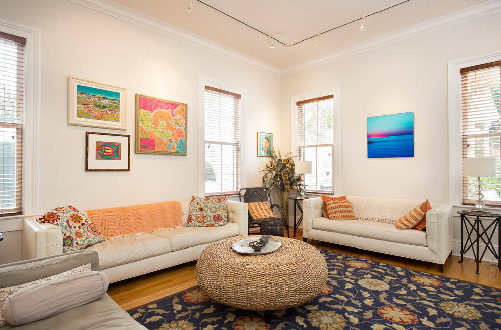 Fernseherloses Maritimes Wohnzimmer ohne Kamin mit beiger Wandfarbe und braunem Holzboden in Miami