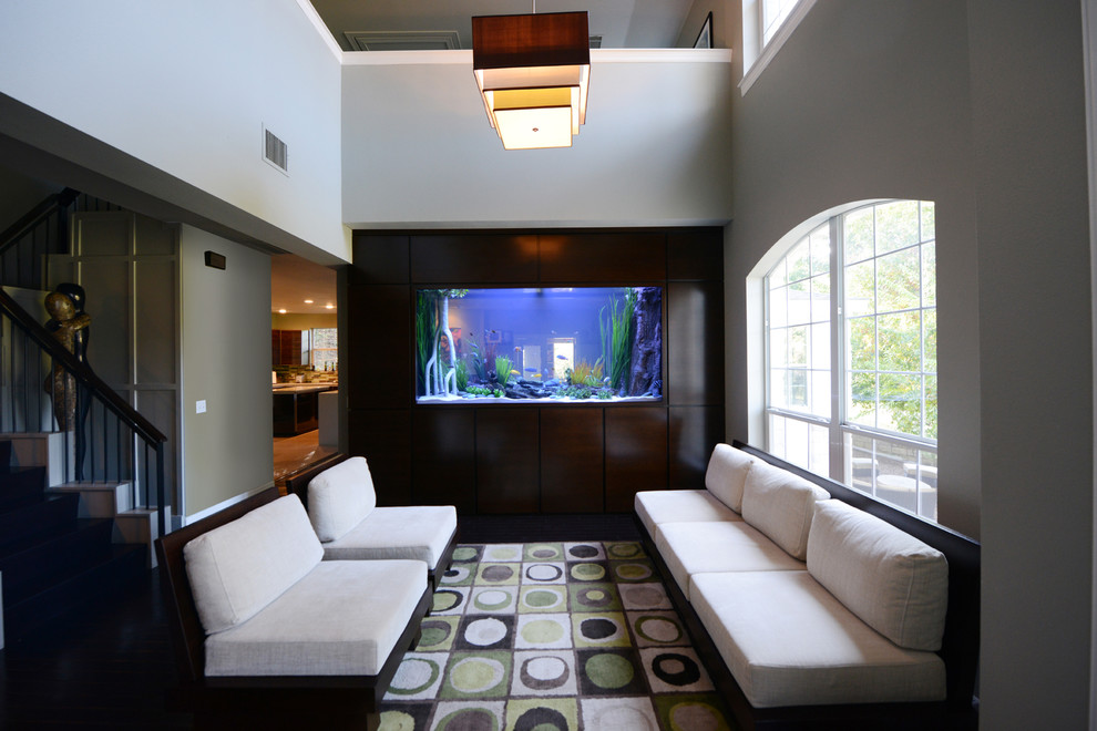 Стильный дизайн: парадная, изолированная гостиная комната среднего размера в современном стиле с серыми стенами, темным паркетным полом и коричневым полом без камина, телевизора - последний тренд