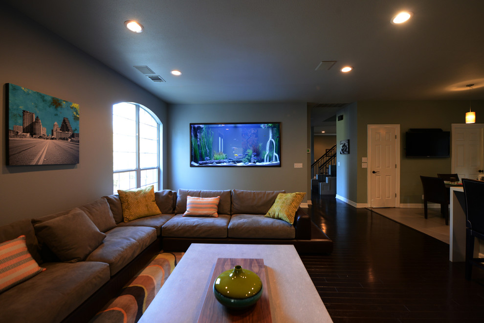 Пример оригинального дизайна: большая парадная, открытая гостиная комната в современном стиле с серыми стенами, темным паркетным полом и коричневым полом без камина, телевизора