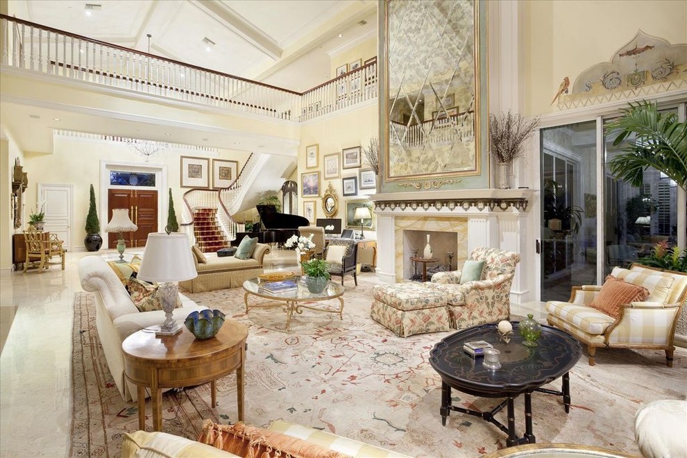 Exemple d'un très grand salon victorien ouvert avec une salle de réception, un mur beige, un sol en linoléum, une cheminée standard, un manteau de cheminée en carrelage, aucun téléviseur et un sol beige.
