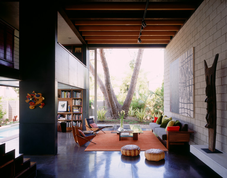 Idee per un grande soggiorno contemporaneo aperto con pareti beige e pavimento in cemento