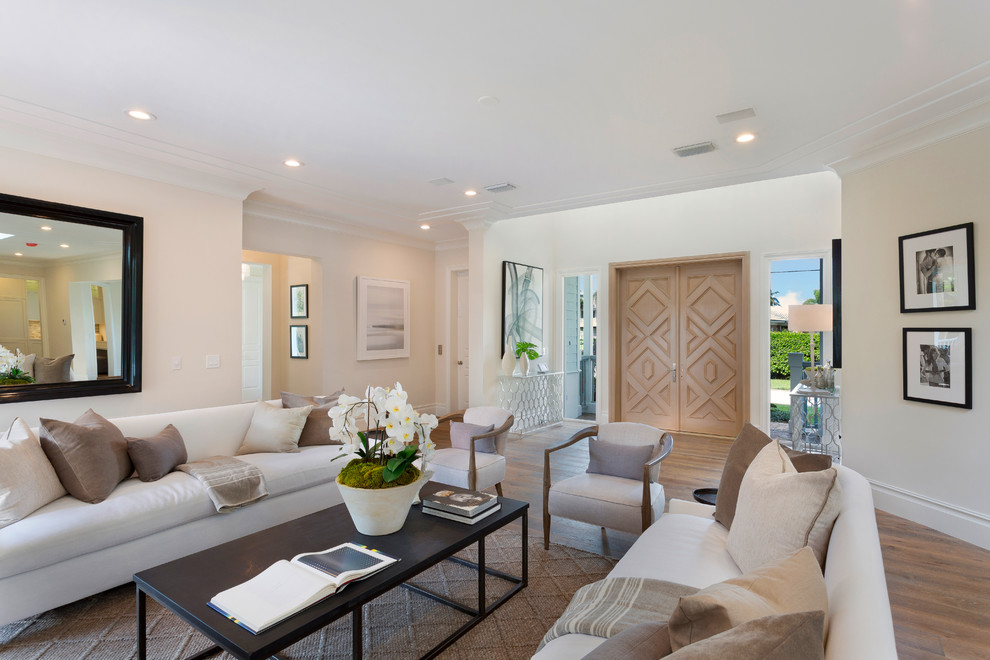 Mittelgroßes, Repräsentatives, Fernseherloses Maritimes Wohnzimmer ohne Kamin, im Loft-Stil mit brauner Wandfarbe, braunem Holzboden und braunem Boden in Miami