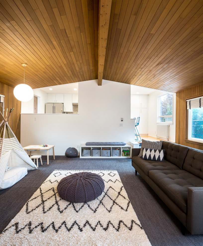 Mittelgroßes, Abgetrenntes Mid-Century Wohnzimmer ohne Kamin mit weißer Wandfarbe, Teppichboden und grauem Boden in Seattle