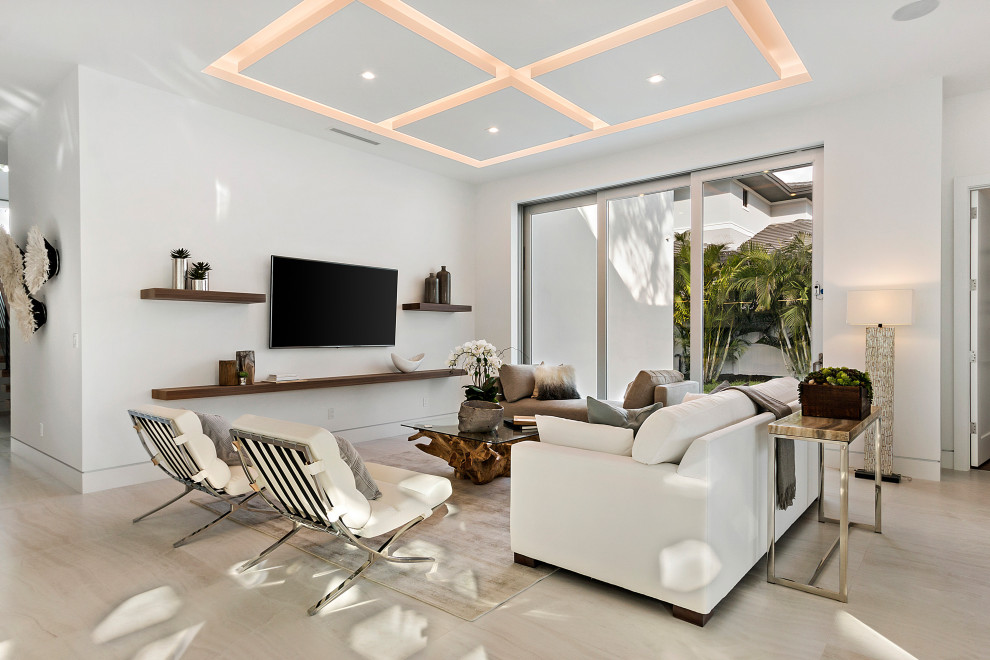 Idée de décoration pour un salon design de taille moyenne et ouvert avec un mur blanc, un téléviseur fixé au mur et un sol beige.
