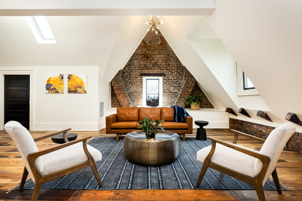 Imagen de salón para visitas clásico renovado sin chimenea con paredes blancas y suelo de madera en tonos medios