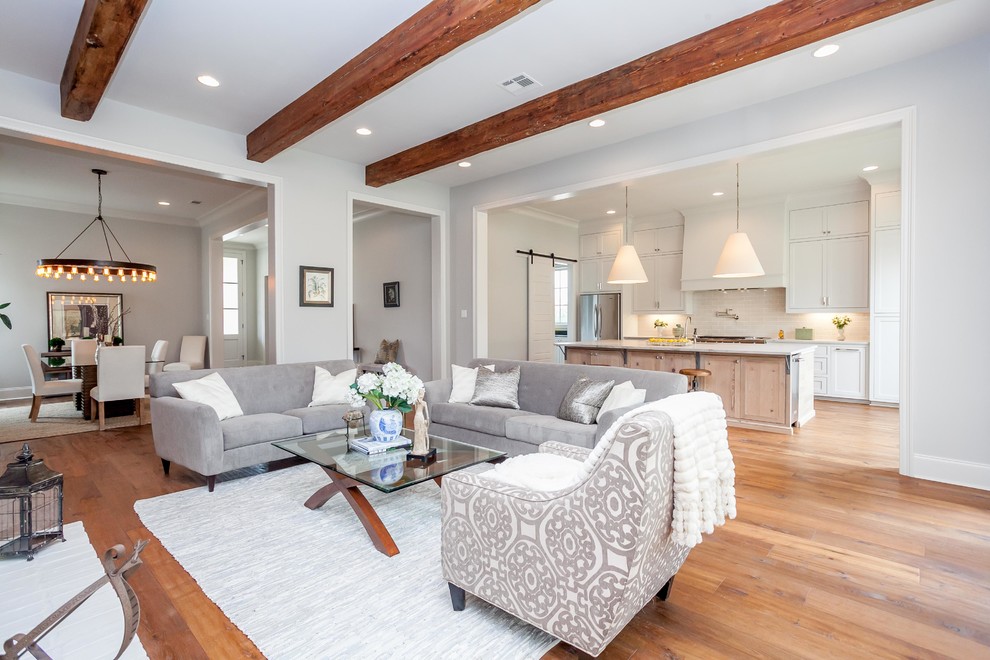 Example of a classic living room design in New Orleans