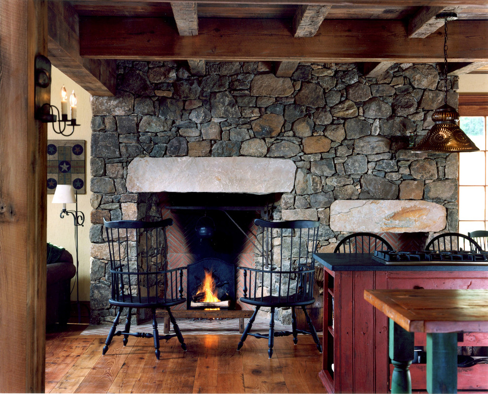 Foto de salón de estilo de casa de campo con todas las chimeneas, marco de chimenea de piedra y piedra