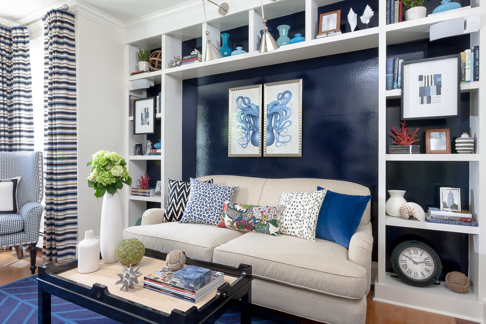 Идея дизайна: изолированная гостиная комната в морском стиле с синими стенами и светлым паркетным полом без камина, телевизора