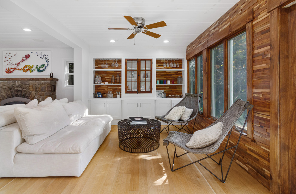 Foto di un soggiorno classico di medie dimensioni e aperto con angolo bar, pareti bianche, pavimento in legno massello medio e pavimento beige