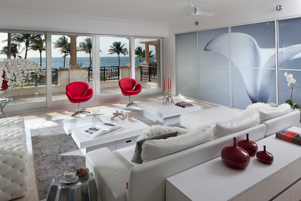 Стильный дизайн: парадная гостиная комната в современном стиле с белыми стенами и светлым паркетным полом - последний тренд