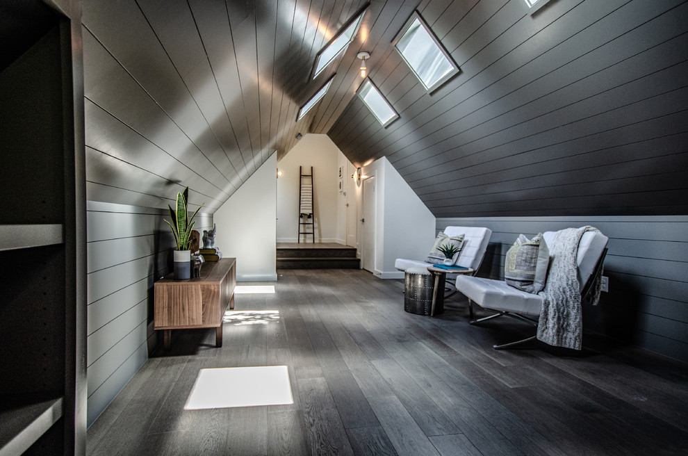 Идея дизайна: парадная, двухуровневая гостиная комната в стиле кантри с серыми стенами, темным паркетным полом и серым полом