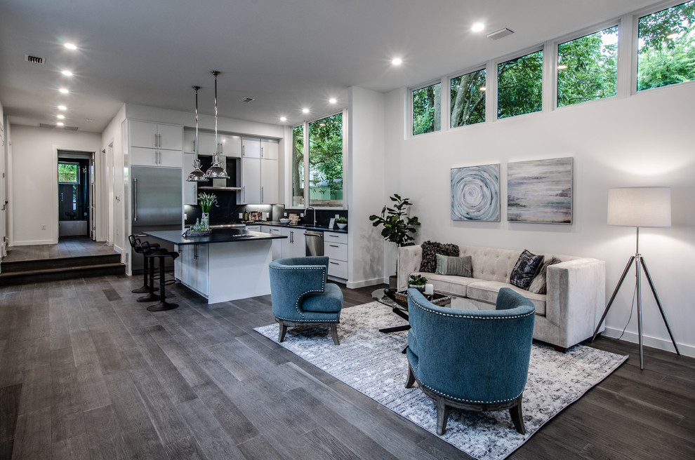 Repräsentatives, Offenes Landhausstil Wohnzimmer mit weißer Wandfarbe, braunem Holzboden und grauem Boden in Austin