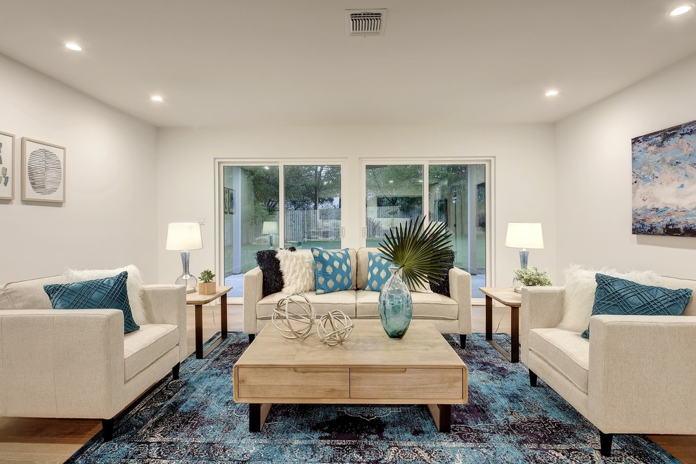 Esempio di un soggiorno classico chiuso con sala formale, pareti bianche, pavimento in legno massello medio e pavimento marrone
