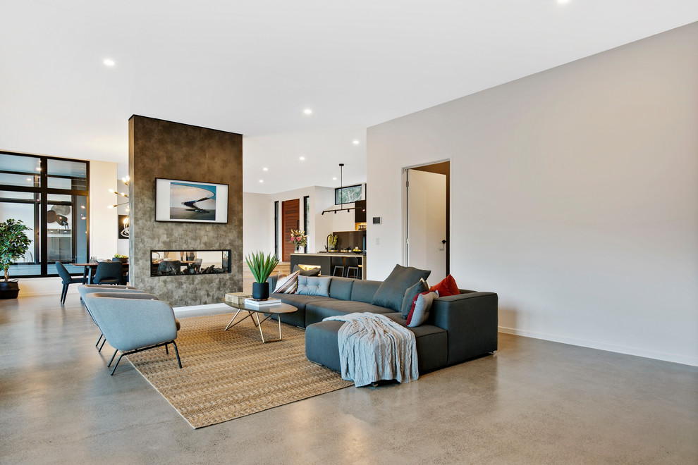 Repräsentatives, Offenes Modernes Wohnzimmer mit weißer Wandfarbe, Betonboden, Tunnelkamin, verputzter Kaminumrandung und grauem Boden in Sunshine Coast