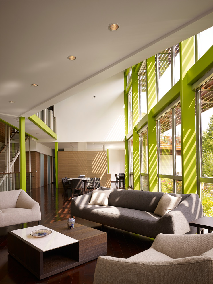 Idéer för stora funkis allrum med öppen planlösning, med gröna väggar, vinylgolv, en dubbelsidig öppen spis, brunt golv och ett finrum