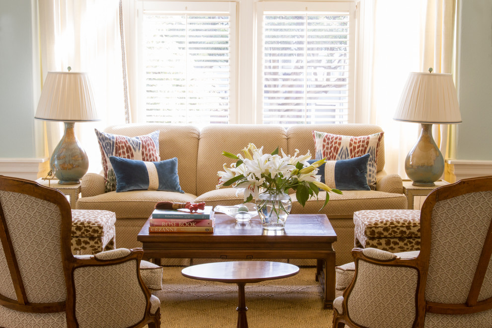Стильный дизайн: парадная гостиная комната в классическом стиле с ковровым покрытием - последний тренд