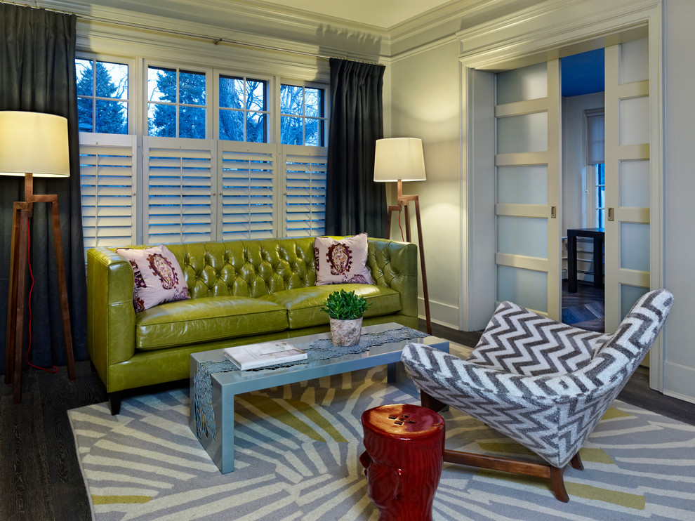 Стильный дизайн: изолированная гостиная комната в современном стиле с красивыми шторами - последний тренд