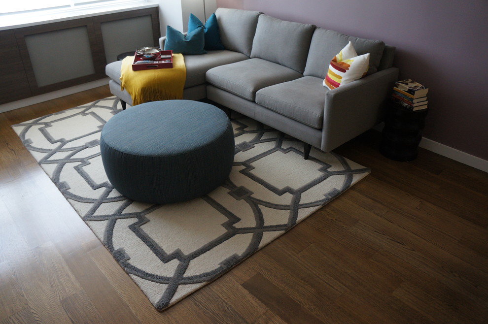 Esempio di un piccolo soggiorno design aperto con sala formale, pareti viola, pavimento in legno massello medio, nessun camino, nessuna TV e pavimento marrone