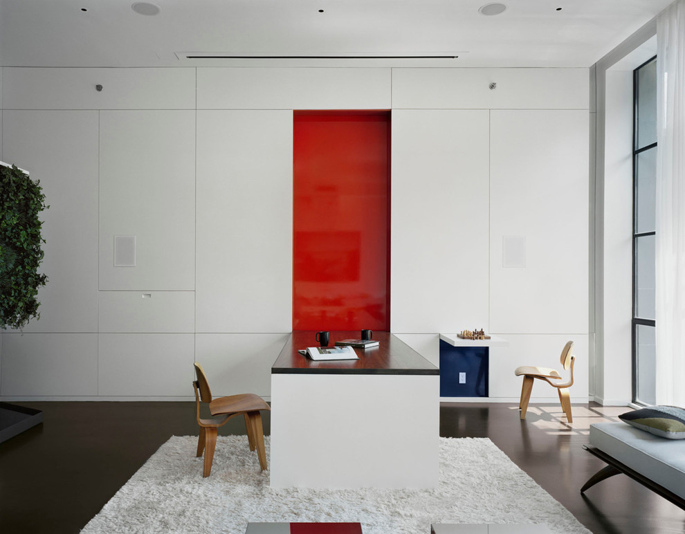 Идея дизайна: большая гостиная комната в стиле модернизм с красными стенами и бетонным полом