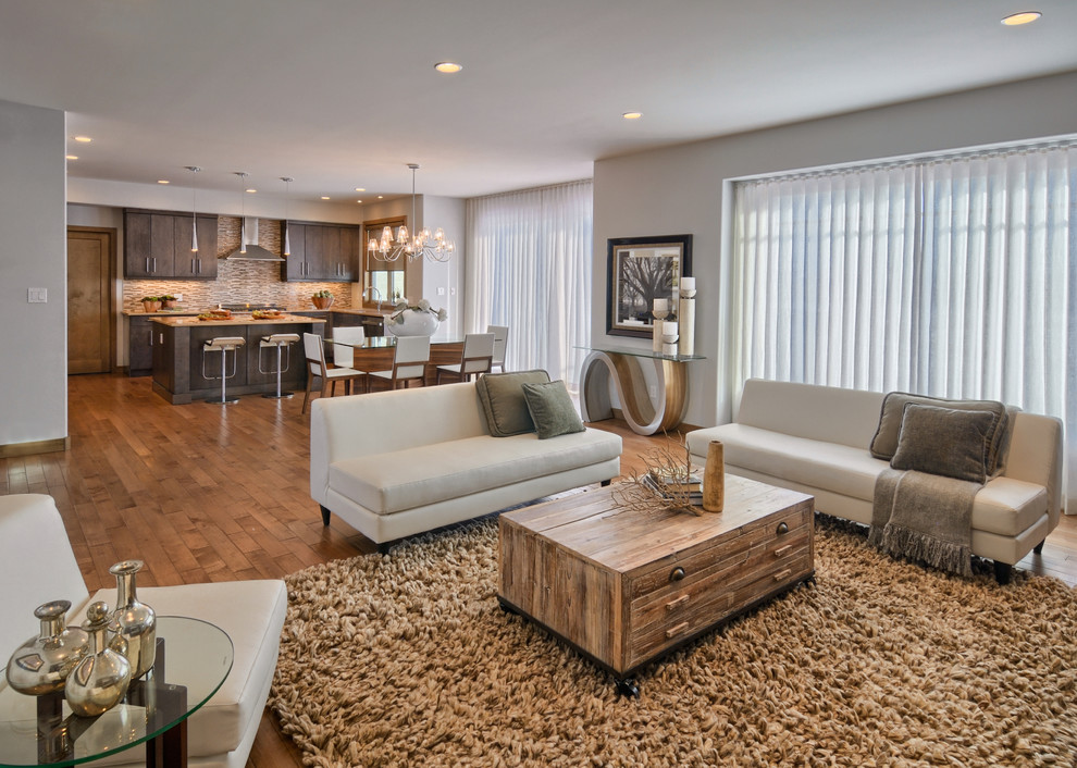 Mittelgroßes, Offenes Modernes Wohnzimmer mit braunem Holzboden, grauer Wandfarbe und braunem Boden in Sonstige