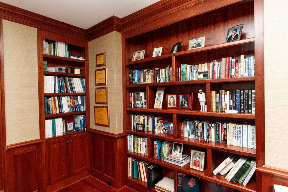 Klassisk inredning av ett mycket stort allrum med öppen planlösning, med ett bibliotek, ljust trägolv, en standard öppen spis, en spiselkrans i trä och flerfärgat golv