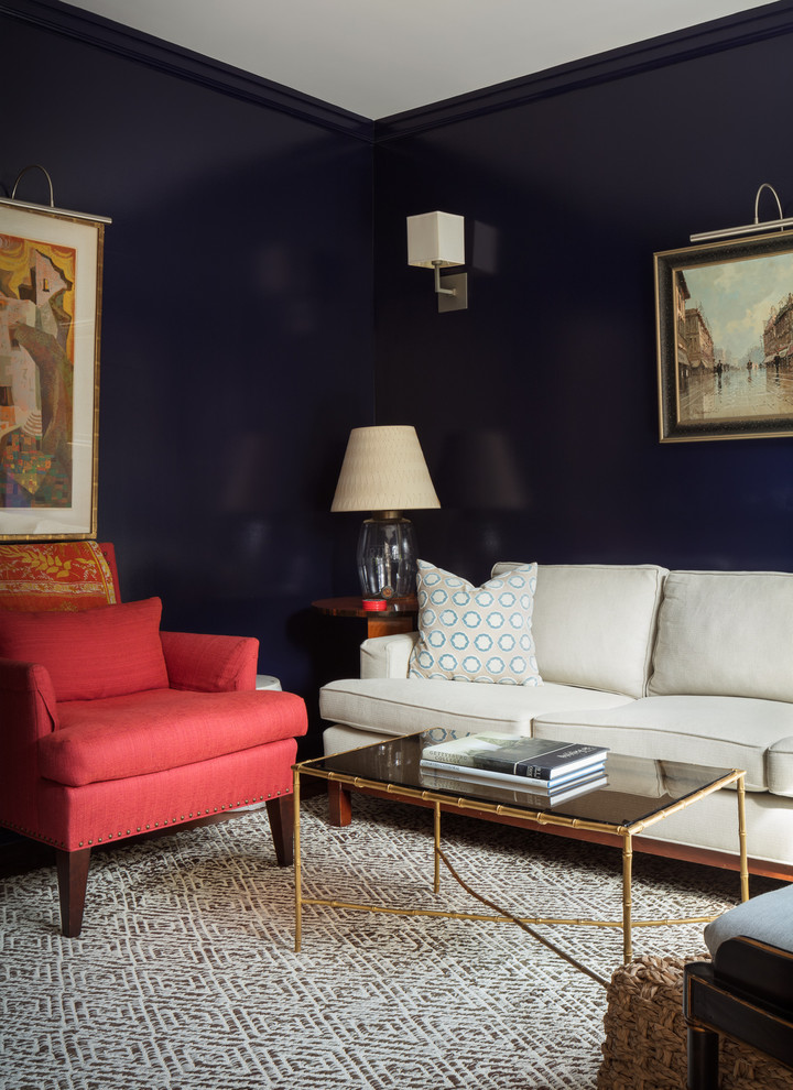 Ispirazione per un grande soggiorno tradizionale chiuso con sala formale, pareti blu, pavimento in legno massello medio, nessun camino, nessuna TV e pavimento marrone