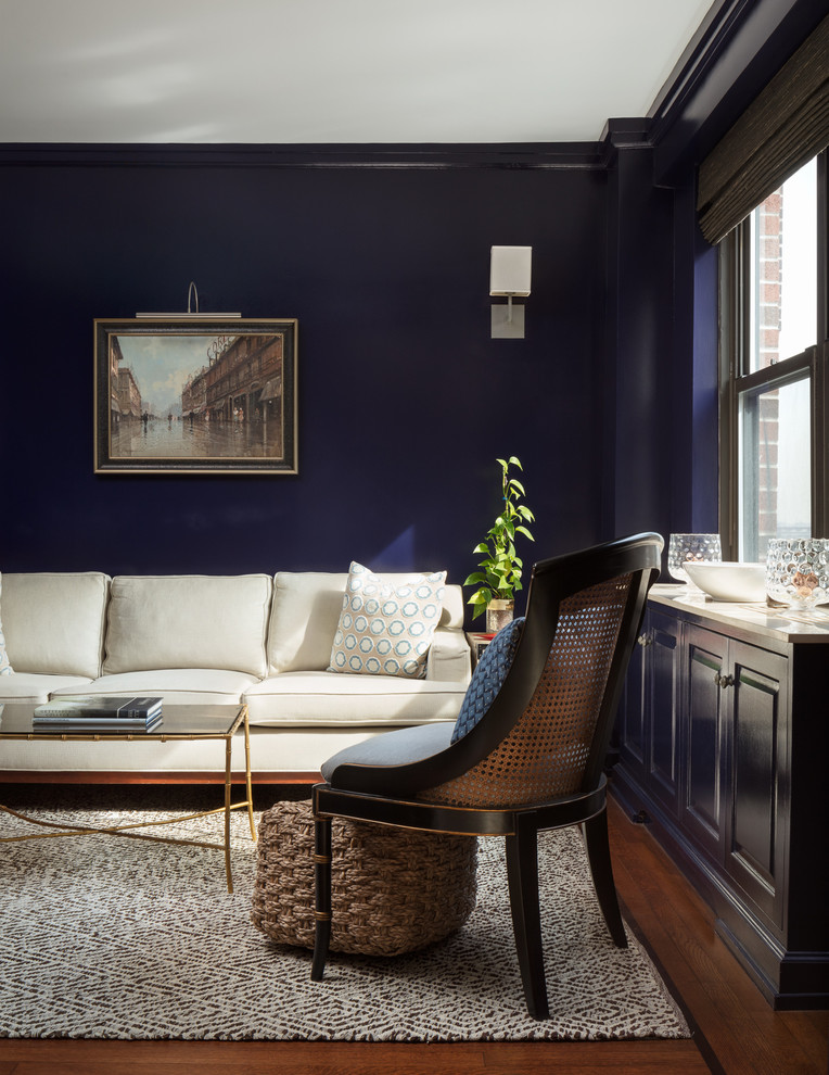 Großes, Repräsentatives, Fernseherloses, Abgetrenntes Klassisches Wohnzimmer ohne Kamin mit blauer Wandfarbe, braunem Holzboden und braunem Boden in New York
