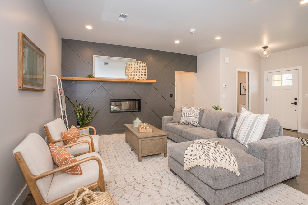 Repräsentatives, Fernseherloses, Offenes Landhausstil Wohnzimmer mit grauer Wandfarbe und Tunnelkamin in Denver