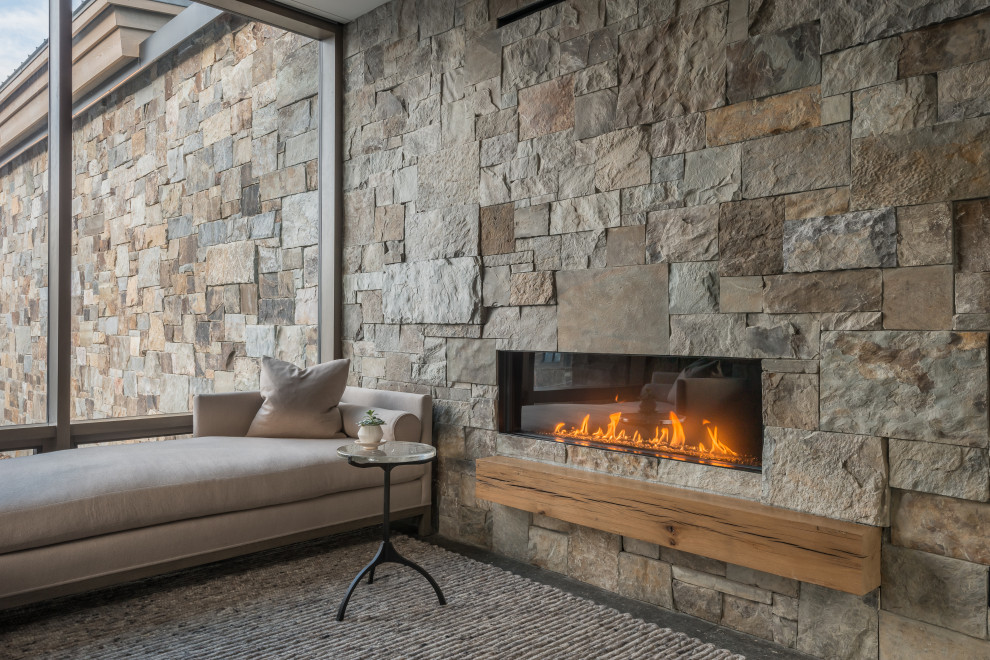 Источник вдохновения для домашнего уюта: гостиная комната в стиле рустика с горизонтальным камином и фасадом камина из камня