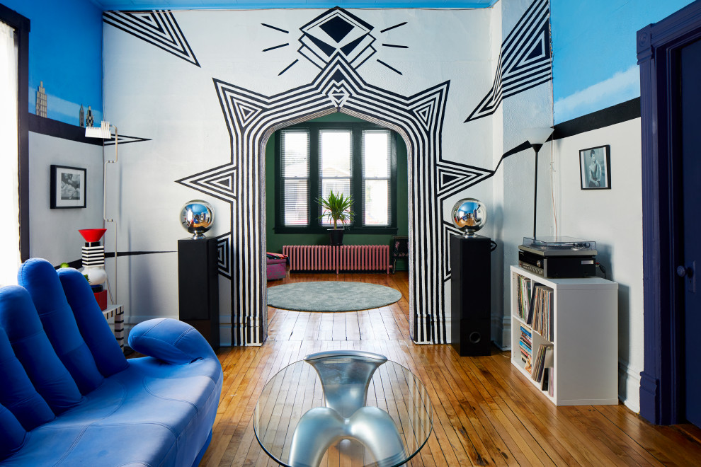 Ejemplo de salón cerrado ecléctico de tamaño medio con paredes azules, suelo de madera oscura y televisor independiente