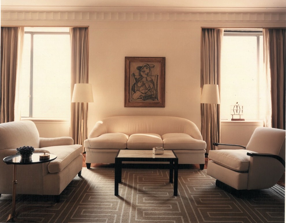Mittelgroßes, Repräsentatives, Fernseherloses, Abgetrenntes Modernes Wohnzimmer mit beiger Wandfarbe, Teppichboden, Kamin und Kaminumrandung aus Stein in New York