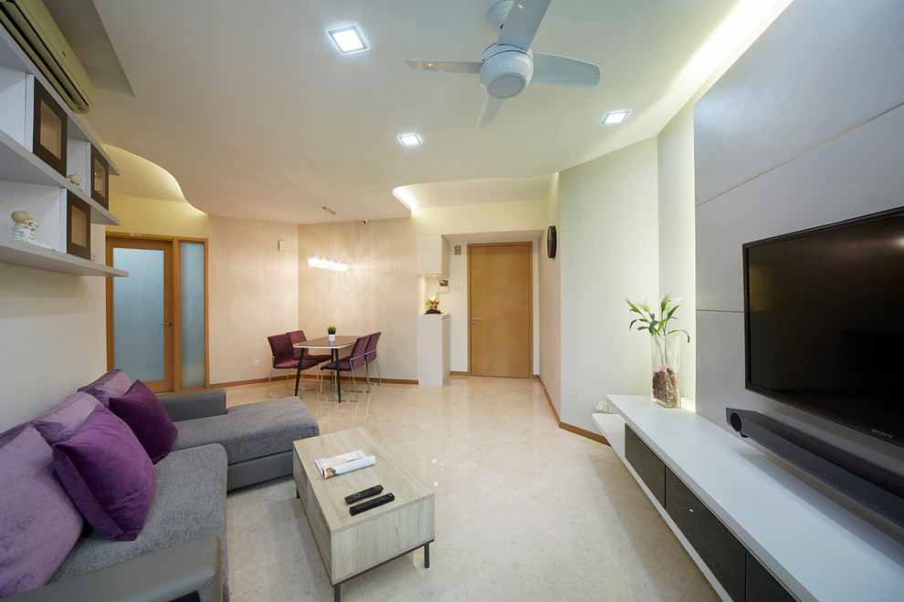 Diseño de salón abierto moderno grande con paredes blancas, suelo de mármol y televisor colgado en la pared