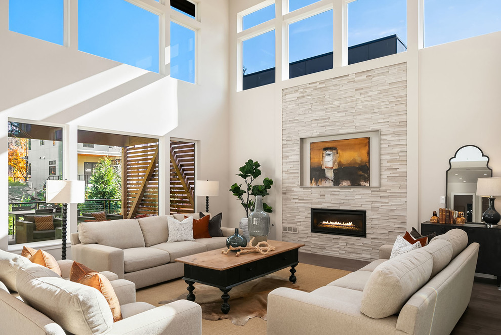 На фото: гостиная комната в стиле неоклассика (современная классика) с белыми стенами, темным паркетным полом, горизонтальным камином, фасадом камина из плитки и коричневым полом