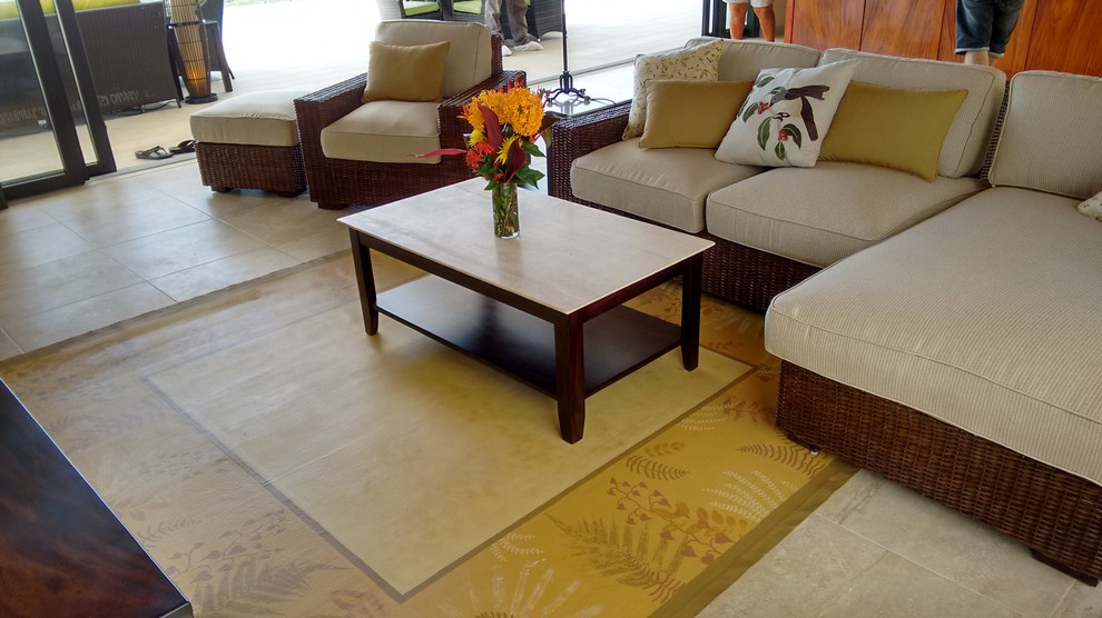 Foto di un grande soggiorno tropicale aperto con pareti bianche, pavimento con piastrelle in ceramica e TV a parete