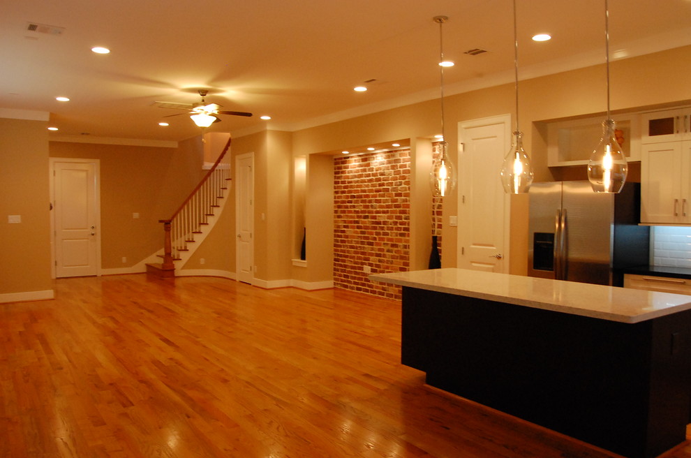 Mittelgroßes, Repräsentatives, Offenes Klassisches Wohnzimmer mit beiger Wandfarbe, hellem Holzboden und TV-Wand in Houston