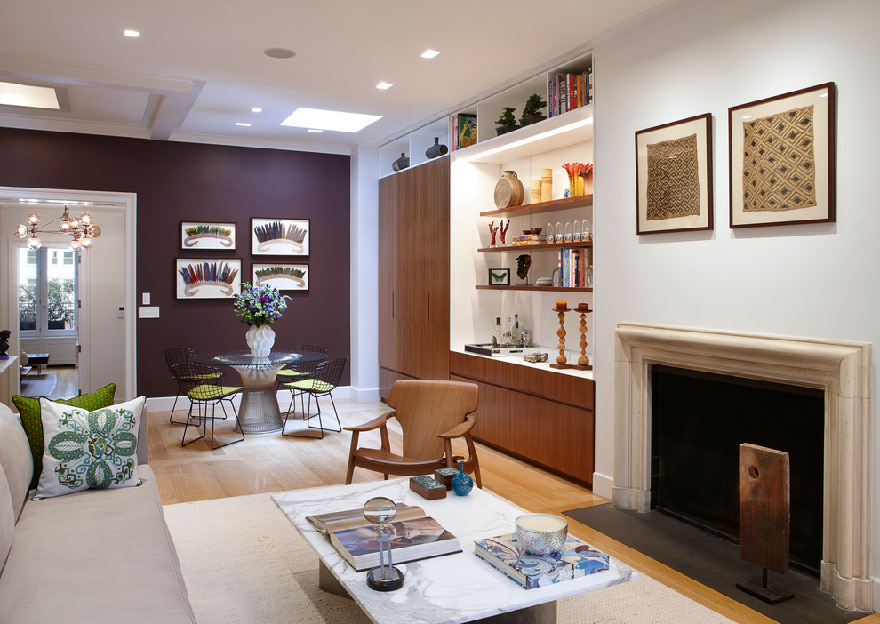 Réalisation d'un salon design ouvert avec une salle de réception, un mur blanc, un sol en bois brun et une cheminée standard.