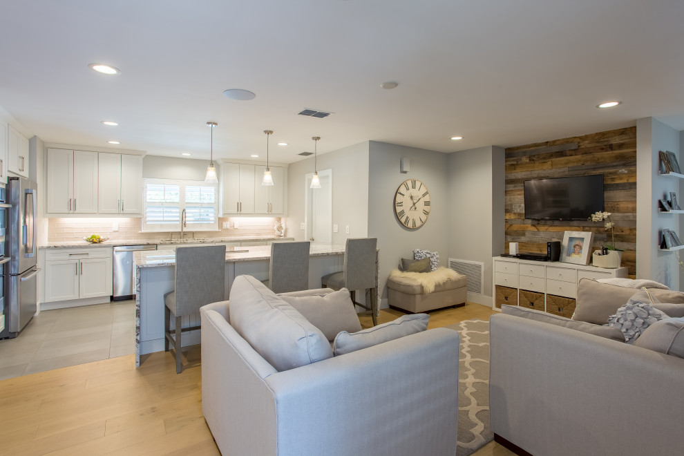 Foto di un soggiorno moderno di medie dimensioni e aperto con sala formale, pareti grigie, parquet chiaro, TV a parete e pavimento beige