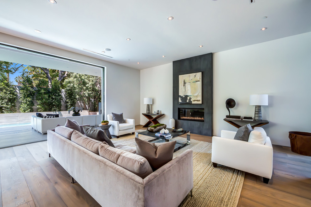 Großes, Fernseherloses, Offenes Modernes Wohnzimmer mit weißer Wandfarbe, hellem Holzboden, Gaskamin und gefliester Kaminumrandung in Los Angeles