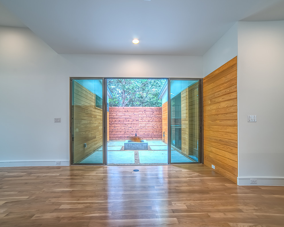 Идея дизайна: открытая гостиная комната в стиле ретро с фасадом камина из кирпича