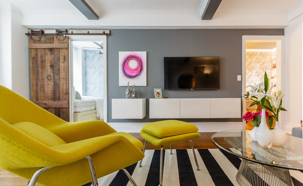 Свежая идея для дизайна: парадная, открытая гостиная комната среднего размера в стиле модернизм с серыми стенами и телевизором на стене - отличное фото интерьера