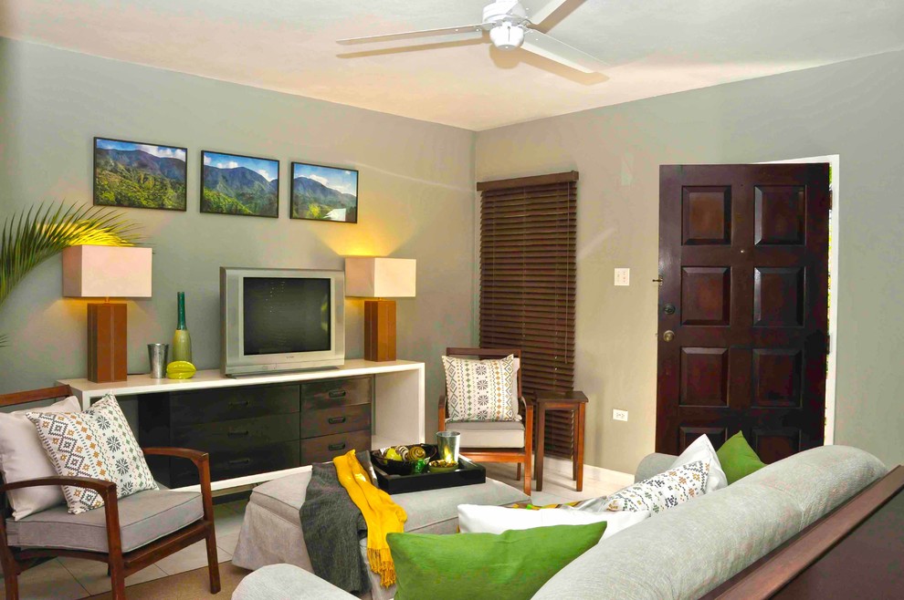 Exempel på ett litet exotiskt vardagsrum, med grå väggar och beiget golv