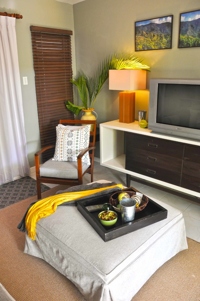 Стильный дизайн: маленькая гостиная комната в морском стиле с серыми стенами и бежевым полом для на участке и в саду - последний тренд
