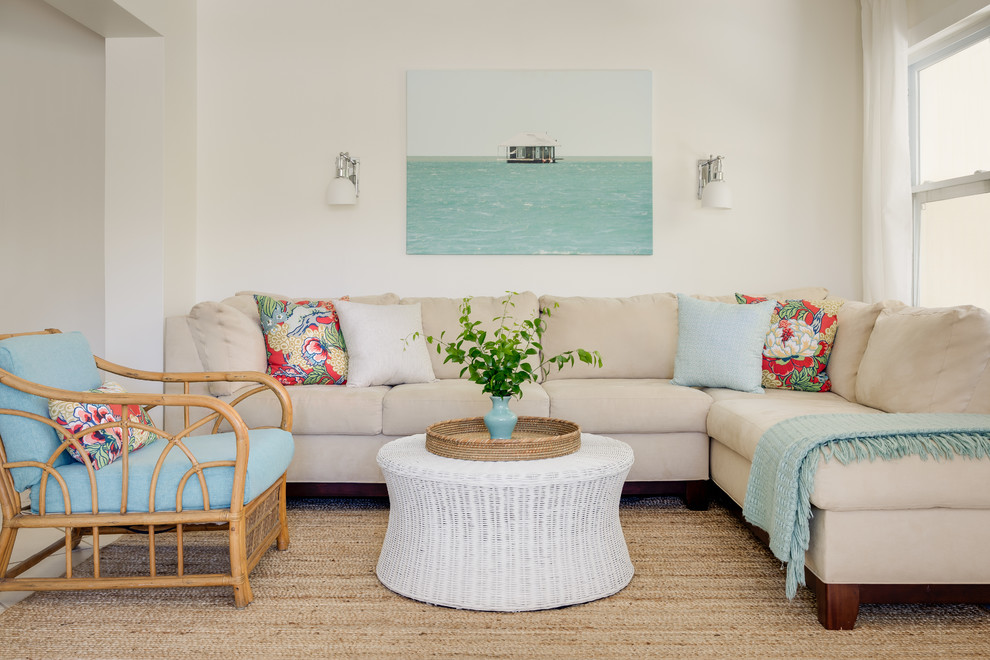 Offenes, Repräsentatives Maritimes Wohnzimmer ohne Kamin mit weißer Wandfarbe in Orlando