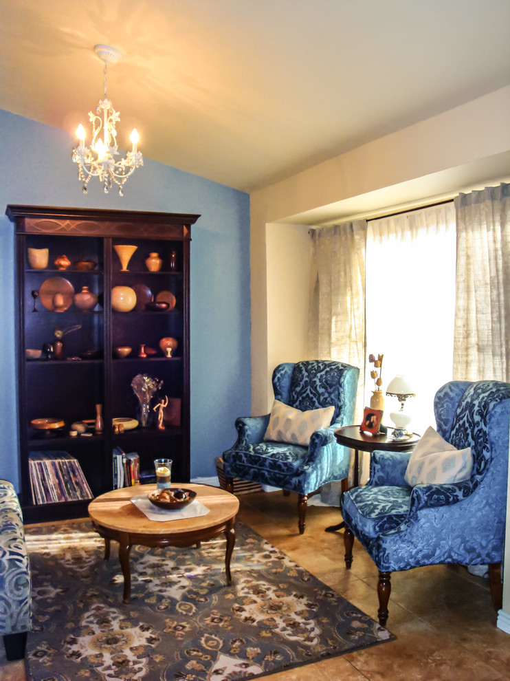 Пример оригинального дизайна: маленькая парадная, открытая гостиная комната в классическом стиле с синими стенами и полом из керамической плитки без камина, телевизора для на участке и в саду