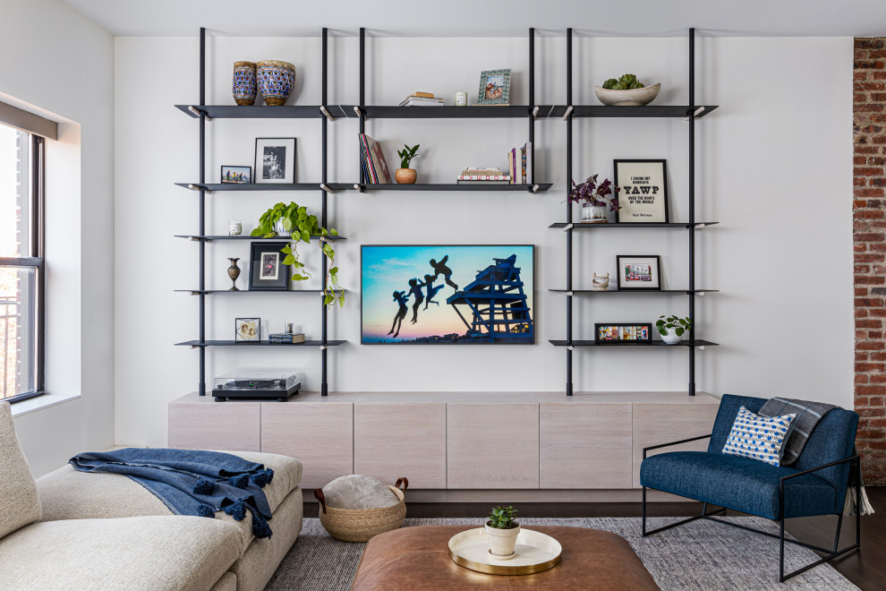 Offenes Modernes Wohnzimmer mit weißer Wandfarbe, dunklem Holzboden, Multimediawand und braunem Boden in Austin