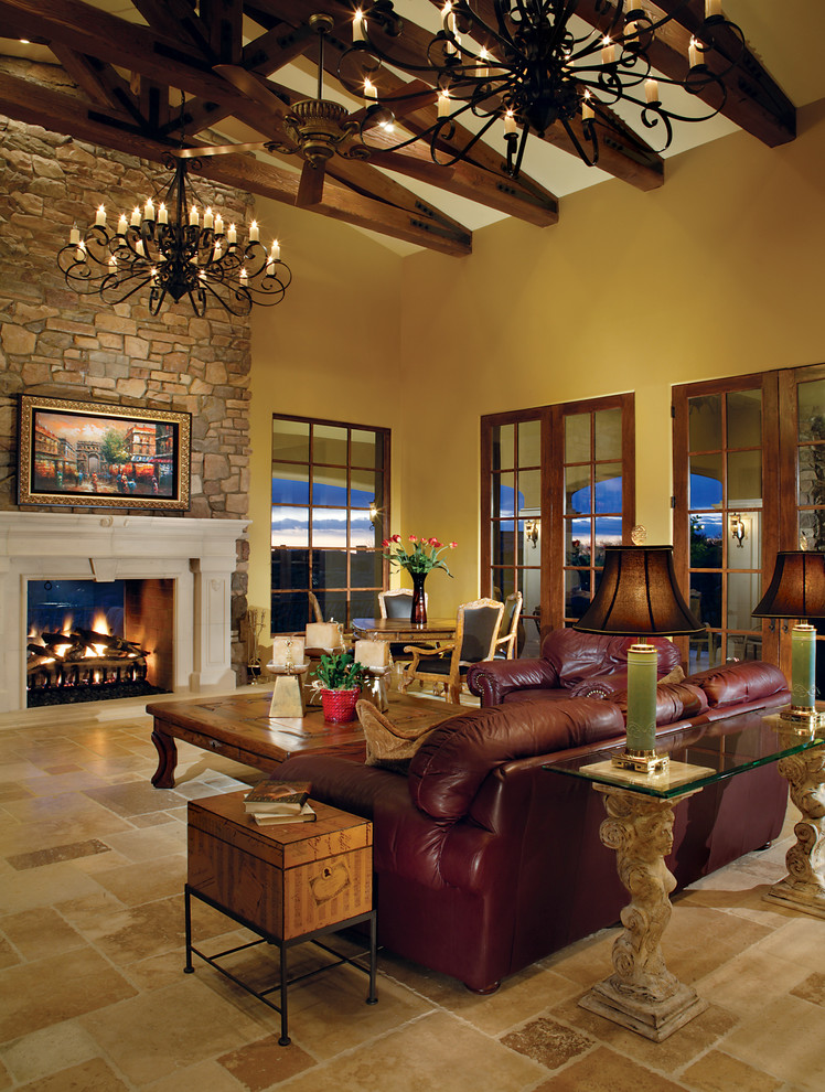 Пример оригинального дизайна: гостиная комната в классическом стиле с желтыми стенами и стандартным камином