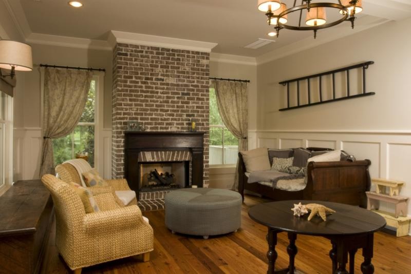Abgetrenntes Klassisches Wohnzimmer mit weißer Wandfarbe, braunem Holzboden, Kamin und Kaminumrandung aus Backstein in Atlanta