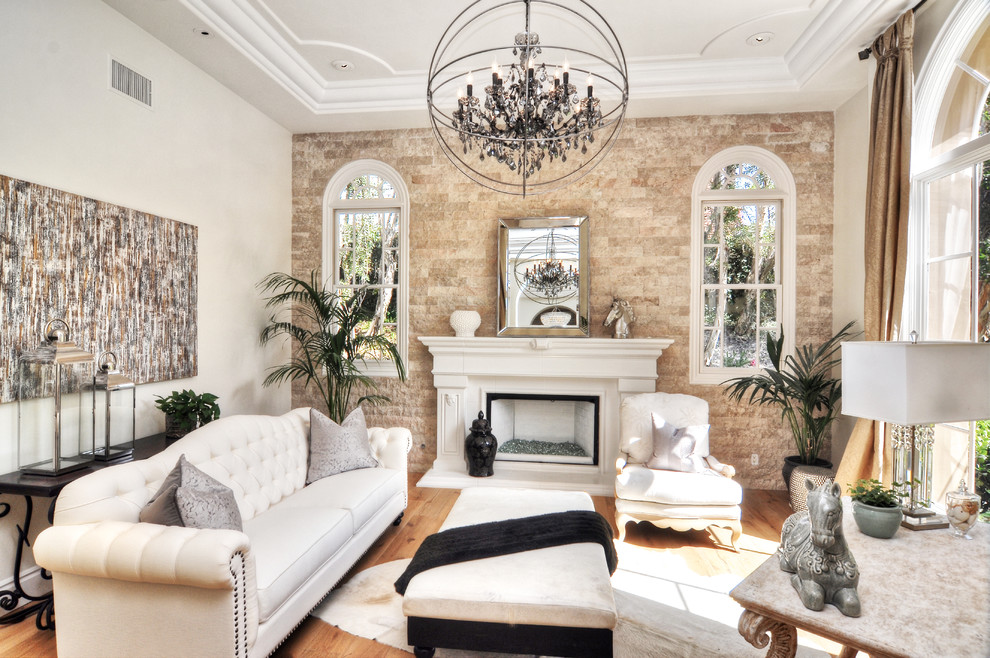 Idee per un soggiorno tradizionale con sala formale, pareti beige e parquet chiaro